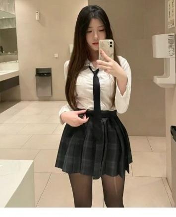 清秀的脸庞