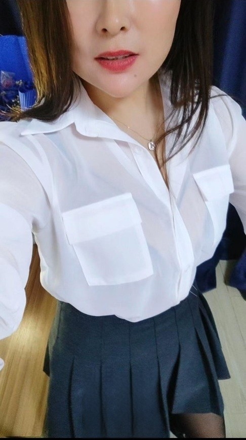 笑容甜美的美乳小姐姐