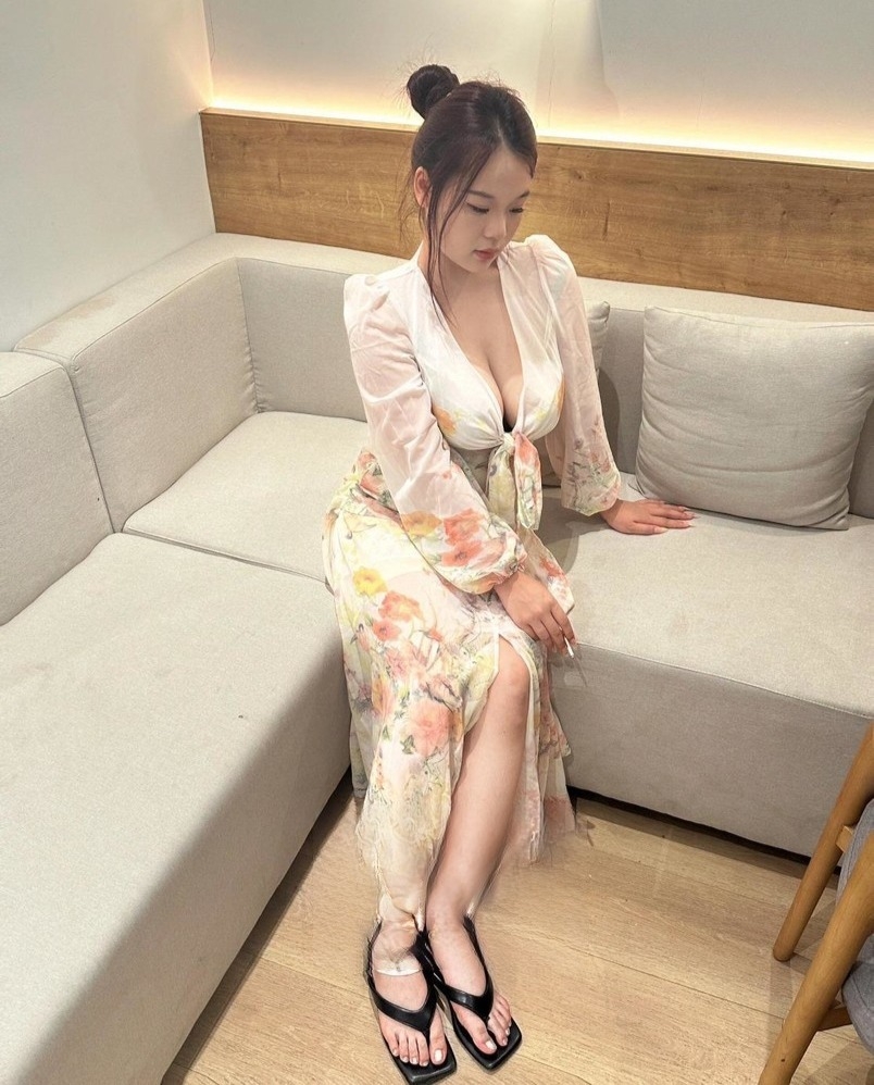 巨乳细腰调情小骚逼