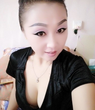 皮肤白皙身材匀称